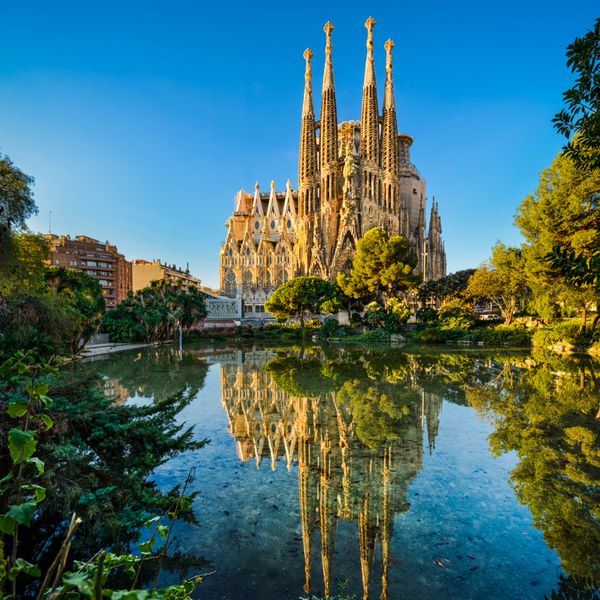 بارسلونا اسپانیا 15 نوامبر Sagrada Familia در تاریخ 15 نوامبر 2016 در بارسلونا اسپانیا این کلیسای ممتاز در اصل توسط آنتونی گودی طراحی شده است که هنوز از سال 1882 ساخته شده است