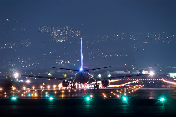 OSAKA JAPAN JAN 2 2017 بوئینگ 737-800 از شباهت بین فرودگاه بین المللی ایتامی در اوزاکا ژاپن است