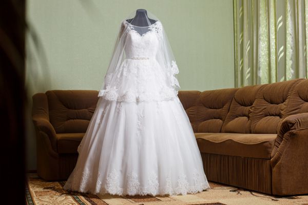 لباس عروسی سفید در مانکن در اتاق