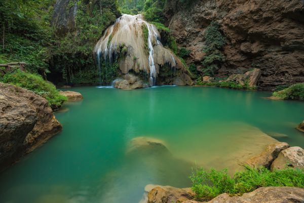 آبشار Gor Luang در پارک ملی Mae Ping منطقه لی Lamphun province تایلند واقع شده است آب در اینجا یک رنگ زمرد بسیار روشن و زیبا دارد