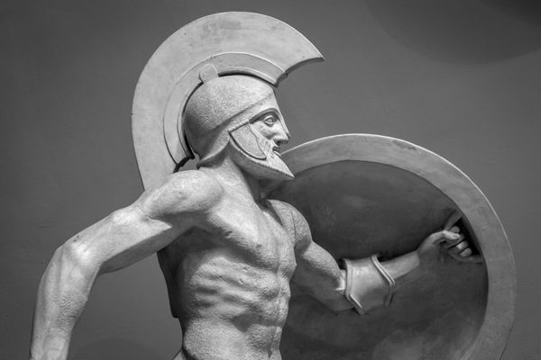 سر در کلاه مجسمه سازی باستانی یونان از جنگجو