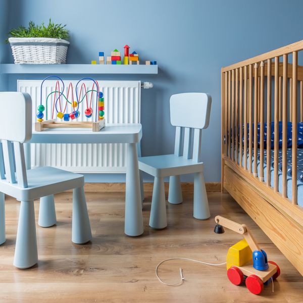 اتاق کودک آبی با چادر چوبی میز کوچک و صندلی