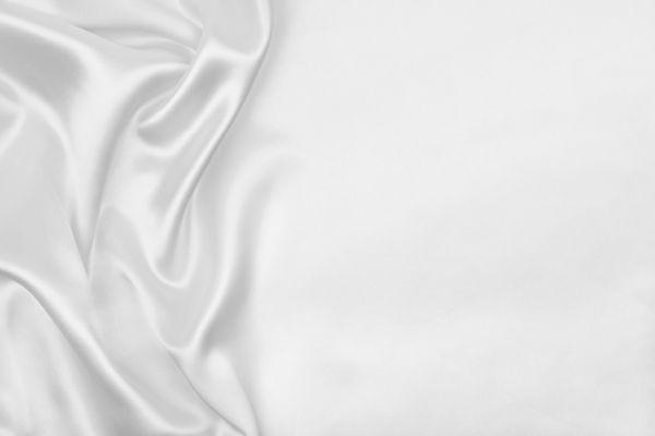 پارچه ابریشمی صاف سفید زیبا و یا پارچه ای بافت ساتین می تواند به عنوان پس زمینه عروسی استفاده شود طراحی پس زمینه لوکس