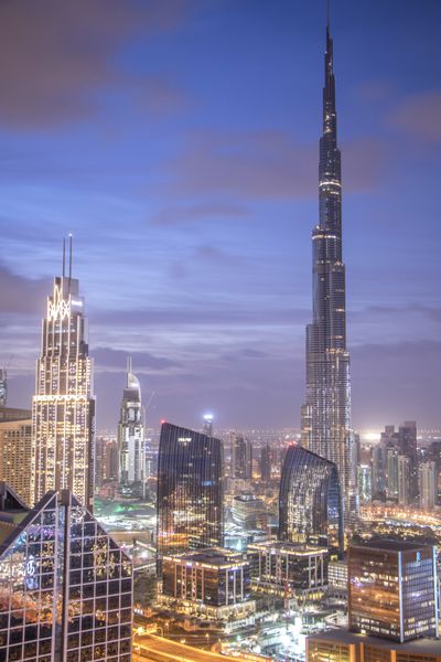 SHANGRI LA HOTEL DUBAI امارات متحده عربی اکتبر 13 2017 دیدار صبح زود از Burj Khalifa از طبقه 42 در هتل شرگریلا با ابرهای زیبا آسمان در پس زمینه