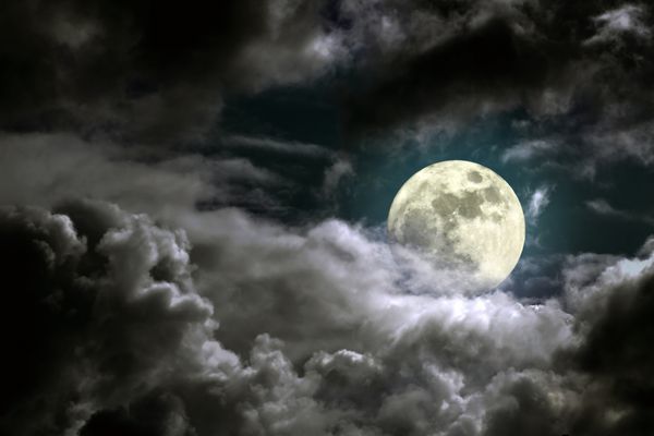 تصویر ماه کامل جالب در یک شب ابری
