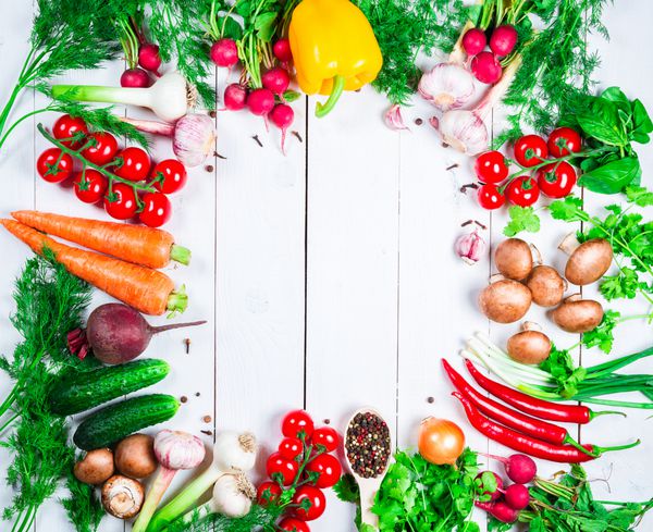قاب زیبا از سبزیجات و ادویه های مختلف بر روی تخته سفید با فضای آزاد برای شما متن عکاسی استودیویی از غذای سالم آلی