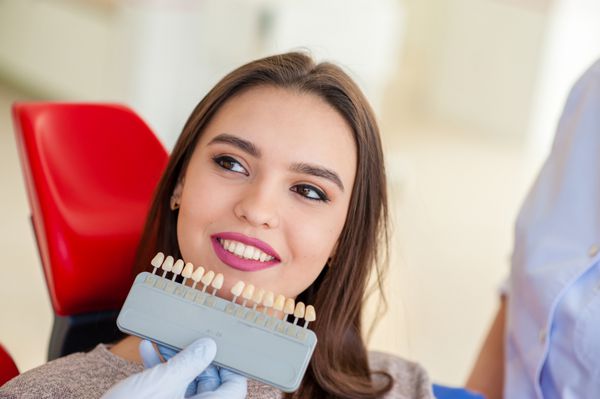 رنگ انتخاب دندان در دختر دندانپزشکی
