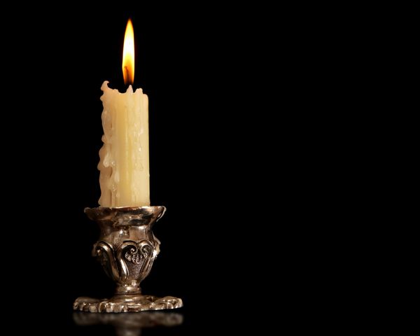 شمع سازی قدیمی شمع سازی شمعدان برنز نقره ای پس زمینه سیاه و سفید جدا