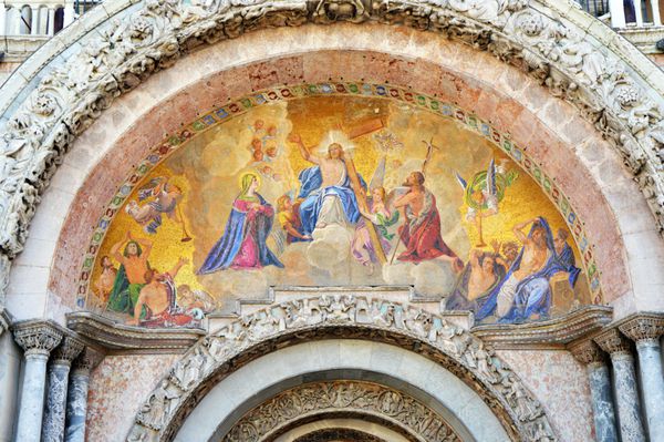 جزئیات کلیسای سنت مارک نقاشی مذهبی کاتولیک با یهودیان کریس با کلیسا در وسط ونیز ایتالیا تابستان 2016