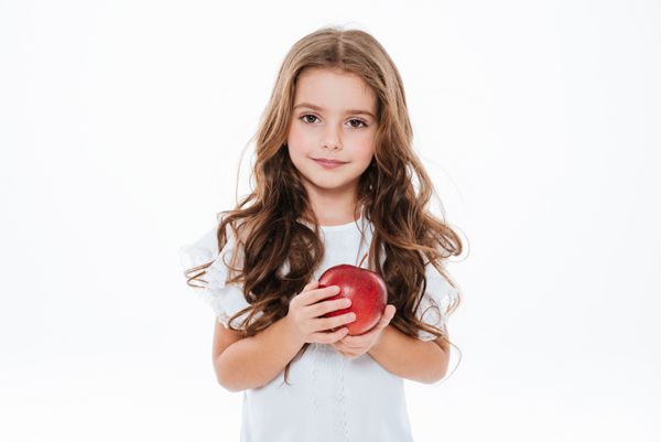 دختر کوچولو خیلی زرق و برق دار و سیب سرخ بر روی زمینه سفید