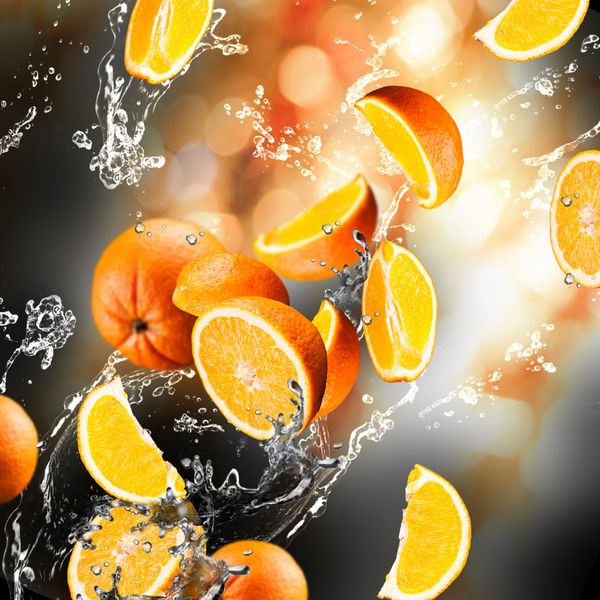 میوه های نارنجی و آب اسپری