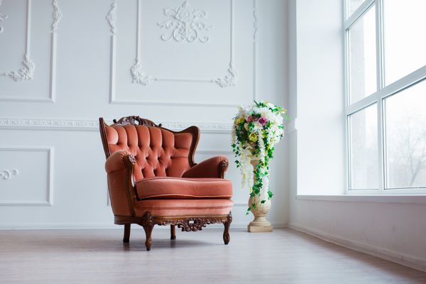 صندلی سبک ایده آل در اتاق داخلی کلاسیک با پنجره بزرگ و گل