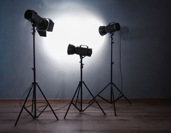 استودیوی عکس خالی با تجهیزات نورپردازی