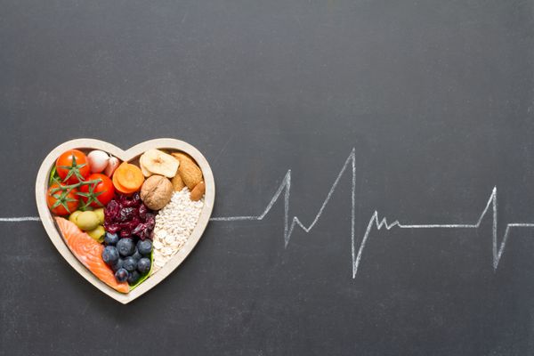 مواد غذایی سالم در قلب و cardiograph بر روی مفهوم انتزاعی پزشکی تخته سیاه