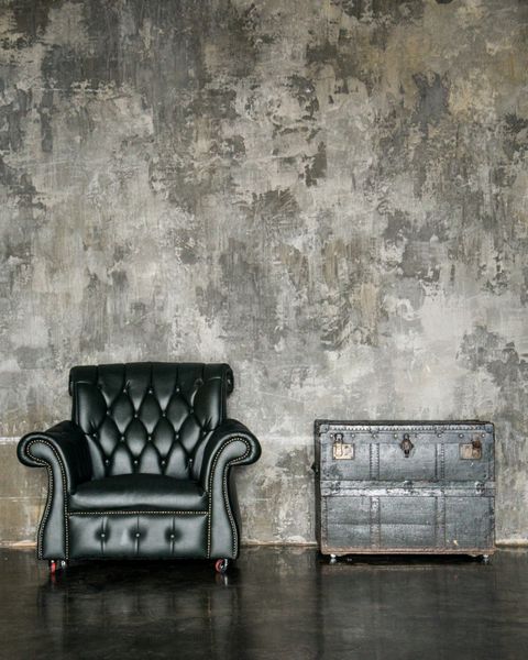 فضای داخلی فضای سبز عکس دیوار بافت خاکستری خاکستری با صندلی چرم سیاه و تنه چوب تنته تصویر پس زمینه با فضای کپی برای متن