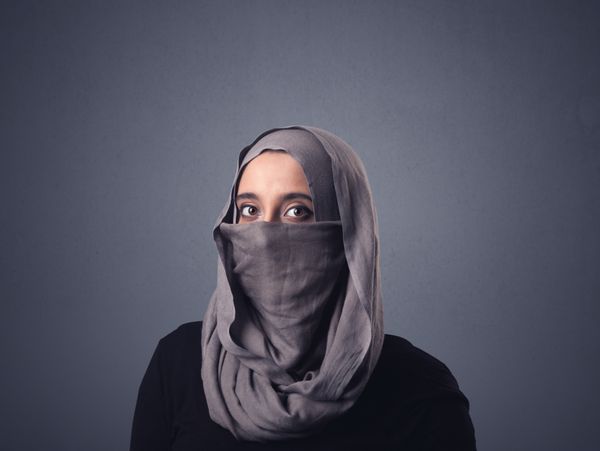 زن مسلمان جوان با نیکاب پوشیدن
