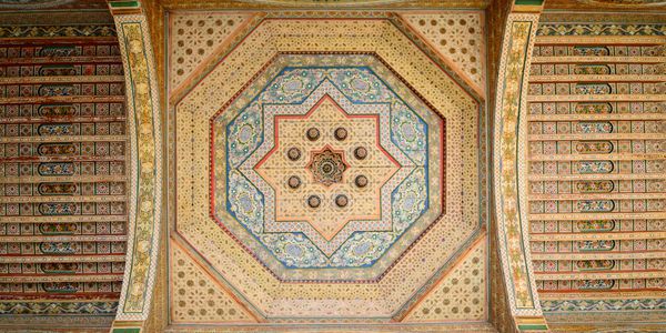 MARRAKESH MORROCO دسامبر 06 جزئیات سقف تزئینی زیبا در سبک مراکش در یکی از اتاق های کاخ بهایی در مراکش در تاریخ 06 دسامبر 2015