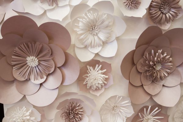 گل کاغذ مصنوعی ساخته شده توسط دست دکور زیبا