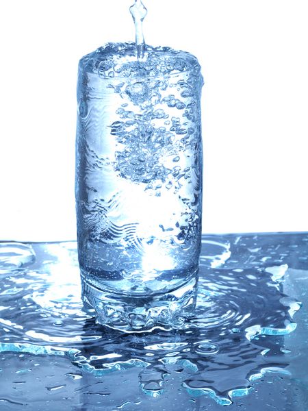 ریختن آب به شیشه ای با سرریز