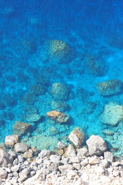زیبا دریای آبی عمیق و سنگ در یونان