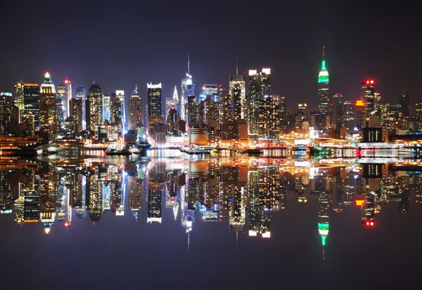 افق شهر نیویورک در شب با انعکاس