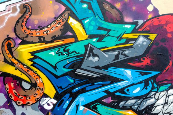 هنر زیر زمین هنر خیابانی سبک نقاشی دیواری دیوار با نقاشی های رنگی انتزاعی تزئین شده است فرهنگ شهری مدرن شهری جوانان خیابانی خلاصه تصویر شیک بر روی دیوار