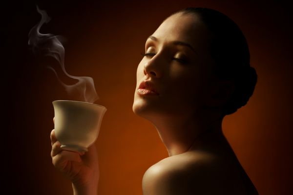 زن با یک قهوه معطر در دست