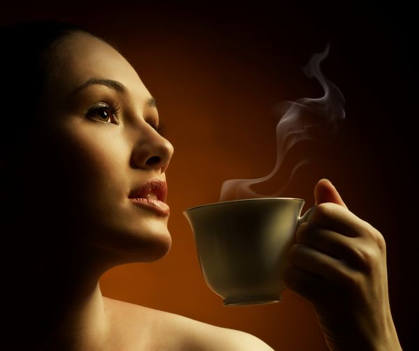 زن با یک قهوه معطر در دست
