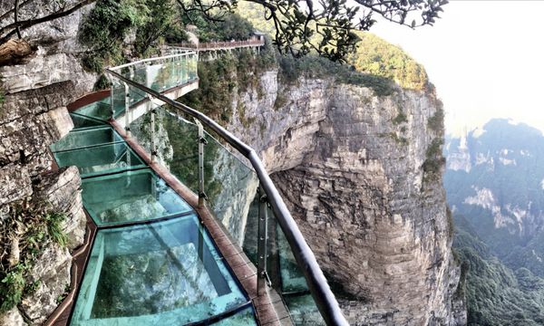 شیشه foorbridge در کوه Tianzi چین