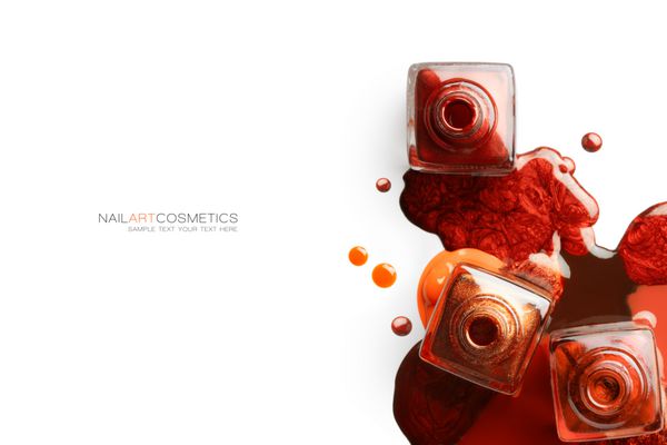 مفهوم زیبایی هنر نقاشی رنگ نارنجی و فلزی ناخن لهستانی هنری در اطراف یک بطری باز شده از سربرگ جدا شده بر روی زمینه سفید با کپی فضای