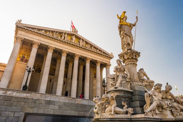 ساختمان مجلس اتریش با مجسمه آتنا در مقابل در وین اتریش عکس سفر زیبا با نور غروب آفتاب