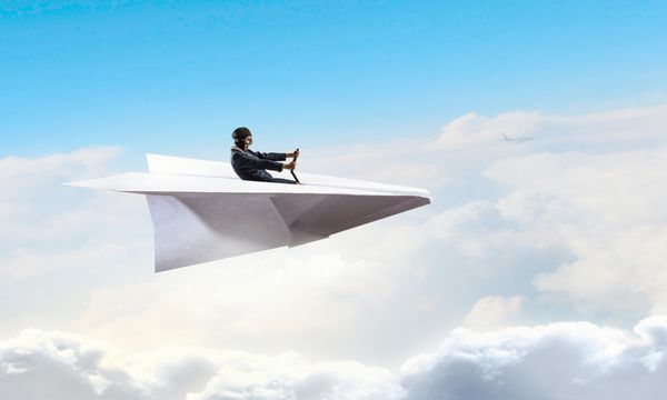 زن هواپیما شناور در آسمان رسانه های مخلوط