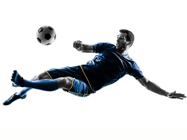 یک مرد فوتبال فوتبال قفقاز با لگد زدن در شبح جدا شده بر روی زمینه سفید
