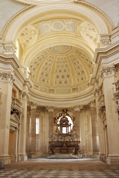 محراب کلیسای در Venaria Reale تورین ایتالیا