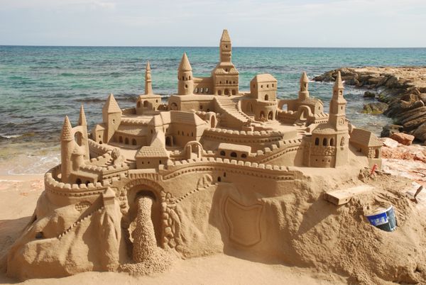 Sandcastle شگفت انگیز در ساحل دریای مدیترانه