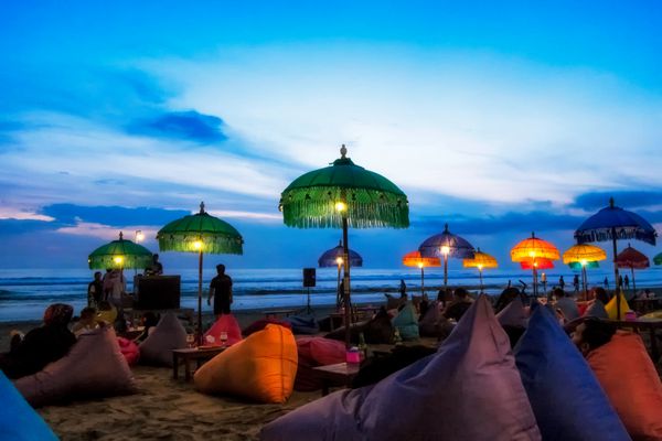 لذت بردن از غروب آفتاب در سمیینیک کوتا بالی اندونزی