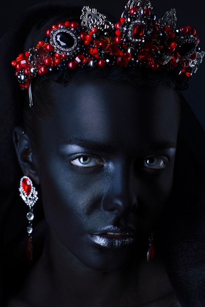 صنعت جواهر پرتره مد یک زن جوان زیبا با پوست سیاه و سفید کامل پوشیدن diadem با سنگ های قیمتی و دیگر سنگ های قیمتی جواهر و جواهرات طرح نقاشی بدن
