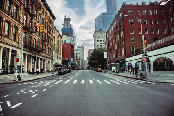 جاده خیابان نیویورک در منهتن در تابستان مفهوم زندگی شهر بزرگ شهرستان پس زمینه