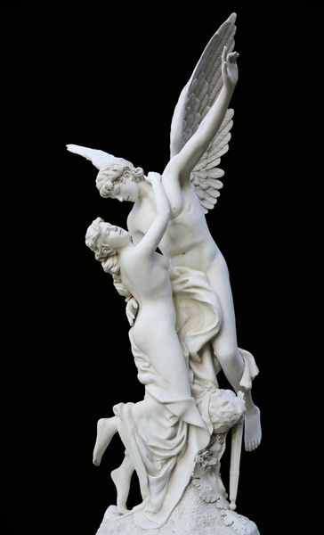 مجسمه یک فرشته و زن جدا شده بر روی زمینه سیاه و سفید