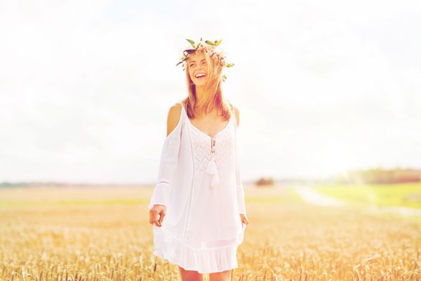 شادی طبیعت تعطیلات تابستان تعطیلات و مفهوم مردم لبخند زن جوان در گلدان گل و لباس سفید در حوزه غلات