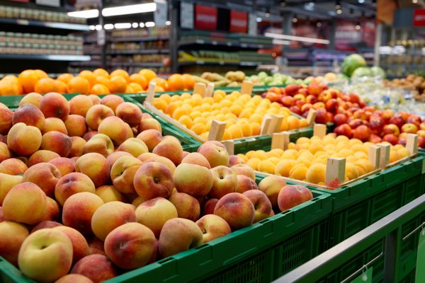 قفسه با میوه در سوپرمارکت غذای بزرگ