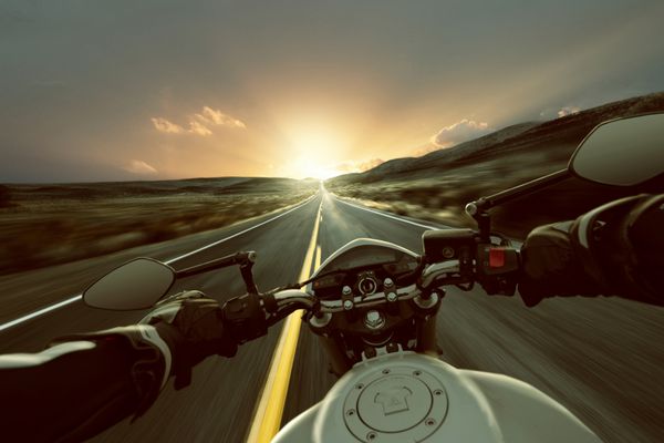 موتورسیکلت در جاده کشور در غروب آفتاب