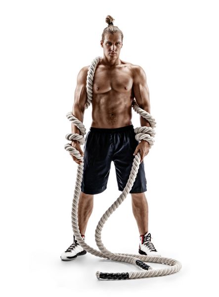 مرد قوی ورزشی با طناب های سنگین در دست عکس مردان مرد عضلانی با تیغ جدا شده بر روی زمینه سفید طول کامل