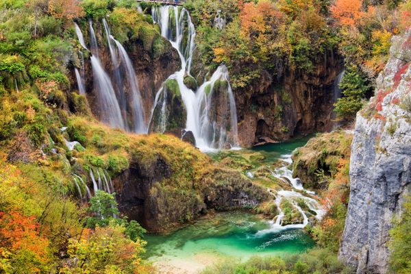 چشم انداز منظره با آبشار در مناظر زیبا پاییز از پارک ملی Plitvice Lakes در کرواسی