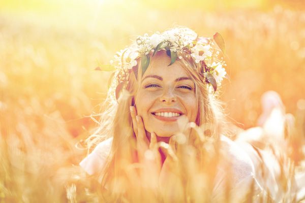 طبیعت تعطیلات تابستان تعطیلات و مردم مفهوم صورت زن شاد لبخند و یا دختر نوجوان n در گل طلایی از گل در حبوبات