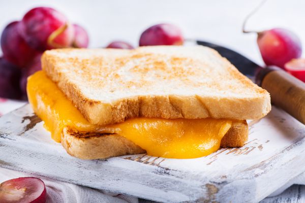 ساندویچ پنیر کبابی خانگی بر روی تخته سفید فضای کپی کنید