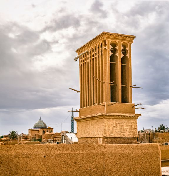برج Windcatcher یک عنصر معماری سنتی ایرانی است که تهویه طبیعی در ساختمان ها شهر قدیم یزد ایران ایجاد می کند