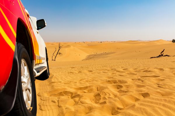 خارج از جاده در تپه های شن و ماسه بیابانی امارات متحده عربی