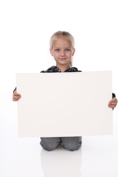 دختر کوچک با ورق کاغذی بزرگ خالص خالص