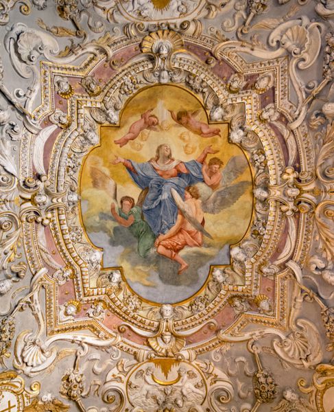 Lonigo ایتالیا 6 ژوئن 2017 نقاشی سقف تزئینی کلیسای مسیحی باستانی